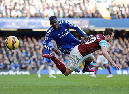 Nhìn lại trận hòa đáng tiếc trên sân nhà của Chelsea - 10 Mee tranh bóng với Costa