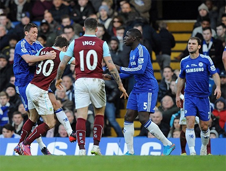 Nhìn lại trận hòa đáng tiếc trên sân nhà của Chelsea - 11 Phút 69, Matic bực tức xô ngã Baines khi cầu thủ này đã cố tình đá xấu với anh