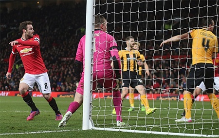 Nhìn lại trận đấu MU "bắt nạt" Cambridge United - 9 Mata quay lại nhìn theo bóng sau cú đệm lòng cận thành của anh