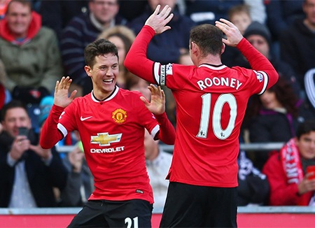 Toàn cảnh 90 phút khổ đau của MU tại xứ Wales - 8 Rooney chia vui cùng đồng đội