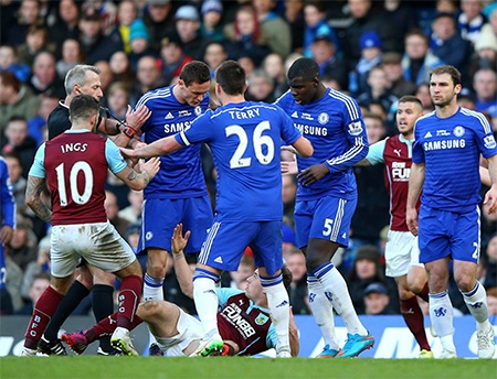 Nhìn lại trận hòa đáng tiếc trên sân nhà của Chelsea - 12 Một pha lộn xộn diễn ra trên sân giữa những cái đầu nóng