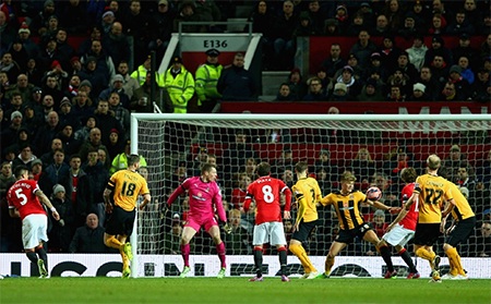 Nhìn lại trận đấu MU "bắt nạt" Cambridge United - 11 Phút 33, Rojo đánh đầu sau pha chuyền bóng như đặt của Van Persie