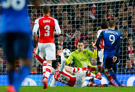 Nhìn lại trận thua đau của Arsenal tại Emirates - 14 Ngay đầu hiệp hai, Berbatov đã trừng phạt hàng thủ của đối phương bằng bàn thắng nhân đôi cách biệt