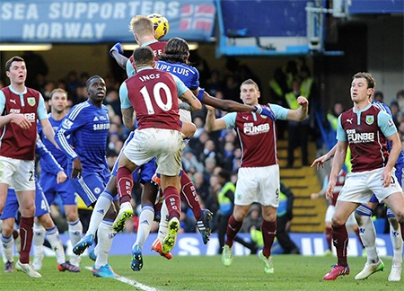 Nhìn lại trận hòa đáng tiếc trên sân nhà của Chelsea - 14 Với lợi thế hơn người, Burnley đã dồn lên. Phút 81, Mee đánh đầu sau quả phạt góc của đồng đội