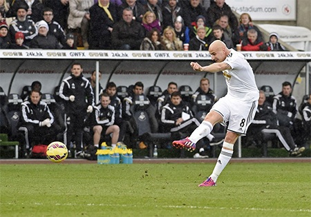 Toàn cảnh 90 phút khổ đau của MU tại xứ Wales - 17 Phút 73, Shelvey dứt điểm từ đầu vòng cấm địa rất uy lực