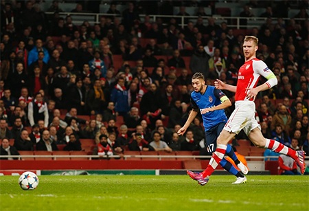 Nhìn lại trận thua đau của Arsenal tại Emirates - 20 Tuy nhiên chỉ hai phút sau khi Arsenal rút ngắn tỉ số, Carrasso đã giúp đội khách ghi bàn thứ ba...
