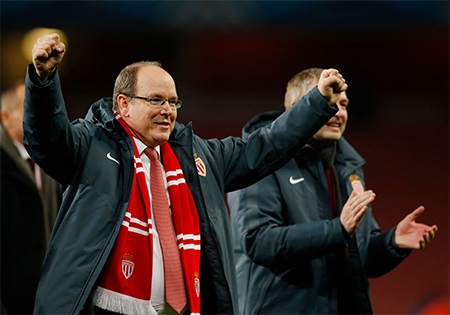 Nhìn lại trận thua đau của Arsenal tại Emirates - 23 Hoàng tử Albert xuống sân ăn mừng cùng các cầu thủ Monaco sau khi trận đấu kết thúc