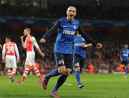 Arsenal thua tan tác trước Monaco - 2 Berbatov chơi hay trong lần đầu trở lại Anh kể từ khi sang Monaco