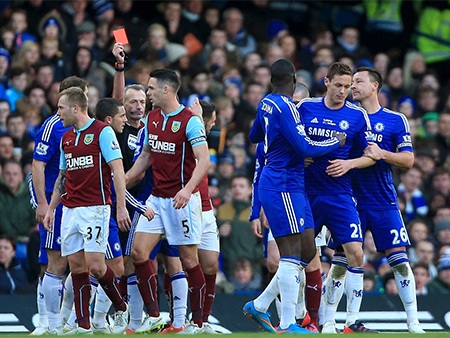 Chelsea bất ngờ bị Burnley bắt chia điểm - 1 Chiếc thẻ đỏ của Matic khiến Chelsea lâm vào cảnh lấy ít chọi nhiều