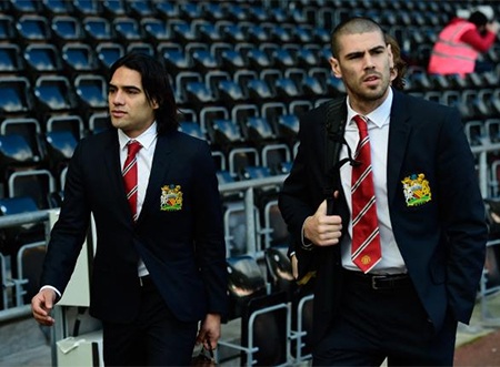 Van Persie chấn thương: Cơ hội cho Falcao - 2 Falcao phải chứng minh chỗ của anh không phải trên ghế dự bị