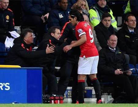 Van Persie chấn thương: Cơ hội cho Falcao - 1 Falcao (trái) đang chưa đạt phong độ cao như kì vọng