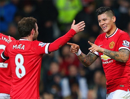 Thắng đẹp “đàn em”, MU tiếp tục mơ vô địch FA Cup - 1 Mata chia vui với Rojo sau khi MU có bàn thắng