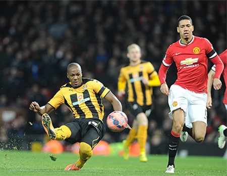 Thắng đẹp “đàn em”, MU tiếp tục mơ vô địch FA Cup - 2 Tom Elliott suýt ghi bàn ngay phút thứ nhất