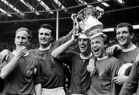 MU vĩ đại nhất tại đấu trường FA Cup - 3 Các cầu thủ MU và chiếc cúp FA Cup năm 1963
