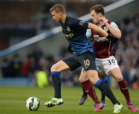 Nhìn lại trận thua "thảm họa" của Man City - 4 Dzeko tranh bóng cùng Baines, tiền đạo người Bosnia của Man City thi đấu rất mờ nhạt ở trận này