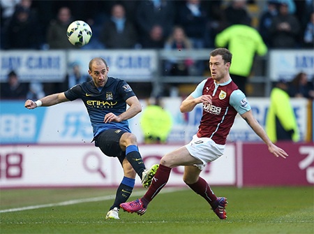Nhìn lại trận thua "thảm họa" của Man City - 6 Zabaleta tạt bóng trong sự truy cản của Baines