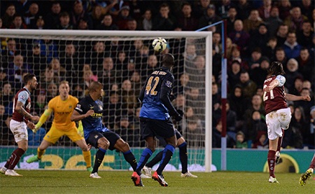 Nhìn lại trận thua "thảm họa" của Man City - 7 Boyd là người đầu tiên của đội chủ nhà dứt điểm về phía khung thành của Joe Hart