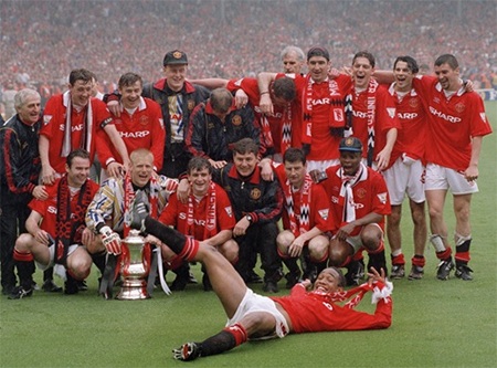 MU vĩ đại nhất tại đấu trường FA Cup - 8 Paul Ince và các đồng đội vui mừng với chiếc cúp vô địch năm 1994
