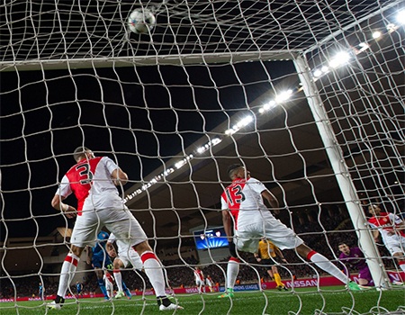 Màn trình diễn cuối cùng của Arsenal ở Champions League năm nay - 9 Sau hai cú dứt điểm, tiền đạo người Pháp đã đánh bại được Subasic