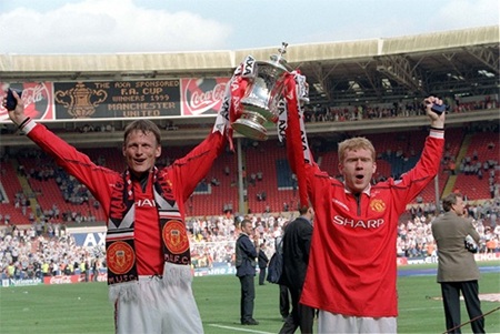 MU vĩ đại nhất tại đấu trường FA Cup - 10 Sheringham và Scholes vui mừng với chiếc cúp thứ 2 của MU trong mùa giải, năm đó MU ăn ba