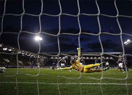 Nhìn lại trận thua "thảm họa" của Man City - 11 Joe Hart bay người trong tuyệt vọng và không thể cản phá