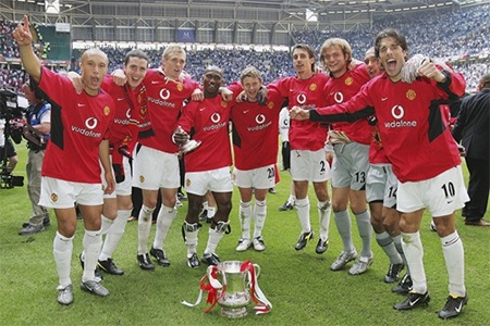 MU vĩ đại nhất tại đấu trường FA Cup - 11 Các cầu thủ MU bên chiếc cúp vô địch năm 2004. Cúp vô địch gần nhất của MU