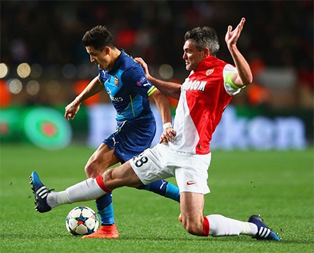 Màn trình diễn cuối cùng của Arsenal ở Champions League năm nay - 11 Toulalan ngăn chặn pha đi bóng của Sanchez