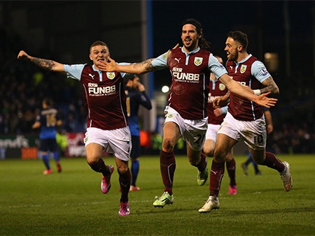 Nhìn lại trận thua "thảm họa" của Man City - 13 Các cầu thủ Burnley ăn mừng bàn mở tỉ số