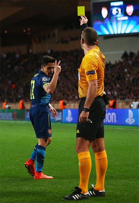Màn trình diễn cuối cùng của Arsenal ở Champions League năm nay - 13 Trọng tài phạt thẻ vàng vì cho rằng Sanchez ngã vờ, nhưng quyết định đó là sai lầm