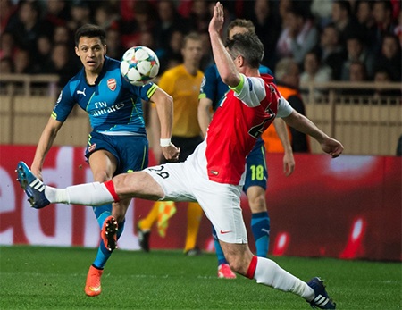 Màn trình diễn cuối cùng của Arsenal ở Champions League năm nay - 17 Sanchez về phía cầu môn đối phương, tiếc rằng trận này anh không có duyên