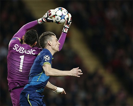 Màn trình diễn cuối cùng của Arsenal ở Champions League năm nay - 18 Subasic bắt bóng ngay trên đầu Kosicelny, thủ thành của Monaco chơi rất hay ở trận đấu này