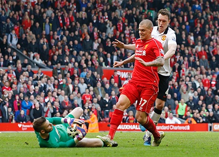 MU đè bẹp Liverpool: Chiến thắng kép - 2 Skrtel cố tình đạp vào chân của De Gea