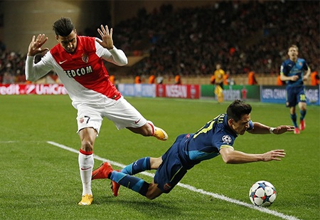 Thắng trên sân Monaco, Arsenal vẫn bị loại - 2 Sanchez bị phạt thẻ vàng vì ăn vạ