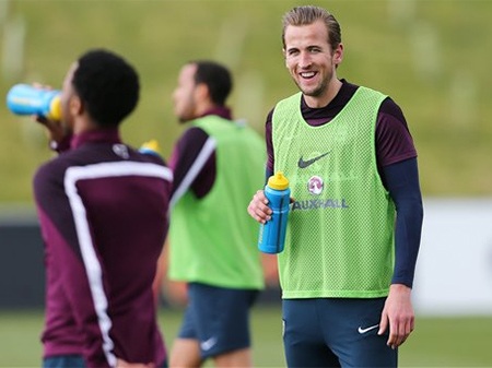 Rooney, Kane sẽ giúp tuyển Anh toàn thắng? - 1 Hary Kane rạng rỡ trên sân tập tuyển Anh