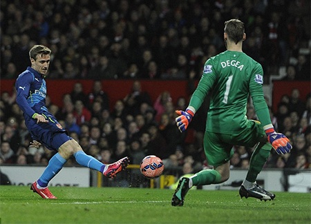 Monreal dễ dàng hạ gục De Gea
