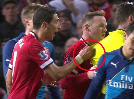 Van Gaal: "Di Maria xứng đáng nhận thẻ đỏ" - 1 Di Maria kéo áo trọng tài Oliver