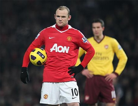 Arsenal đang sợ "pháo đài" Old Trafford - 2 Van Persie, tiền đạo của Arsenal nhìn Rooney chuẩn bị sút phạt đền