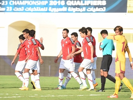"Phép màu nào" cho U23 Việt Nam đi tiếp - 2 U23 Yemen ăn mừng bàn thắng trong trận gặp Sri Lanka