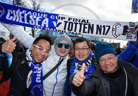 Cổ động viên Chelsea chuẩn bị tới Wembley theo dõi trận chung kết League Cup