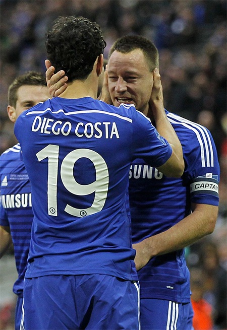 Costa chúc mừng đồng đội. Terry đã làm thay nhiệm vụ của hàng công là ghi bàn