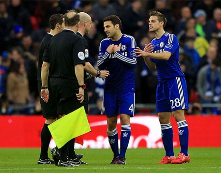 Fabregas và Azpilicueta phân bua với trọng tài trong một lần họ bị thổi phạt