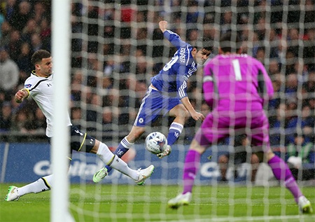 Ngay đầu hiệp hai, Costa đã giúp The Blues vượt lên dẫn 2-0