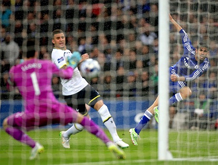 Ngay đầu hiệp hai, Costa đã giúp The Blues vượt lên dẫn 2-0