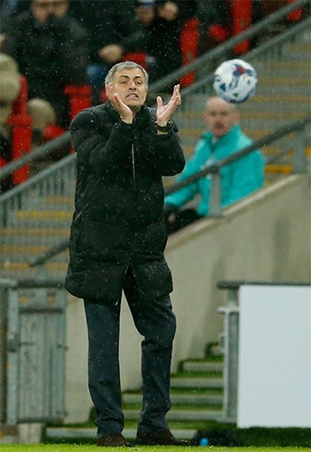 Mourinho hò hét các học trò thi đấu bên đường biên