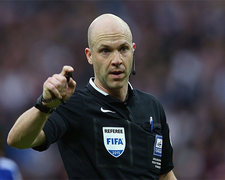 Mourinho hò hét các học trò thi đấu bên đường biên