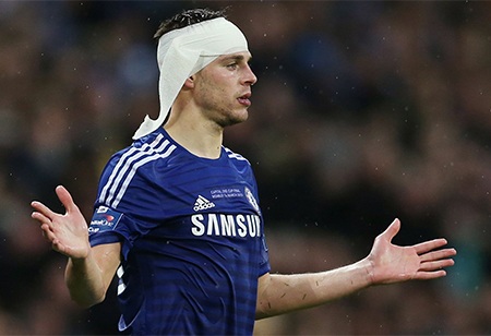 Mourinho hò hét các học trò thi đấu bên đường biên