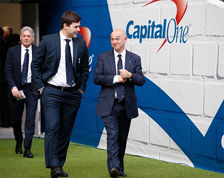 Cổ động viên Chelsea chuẩn bị tới Wembley theo dõi trận chung kết League Cup