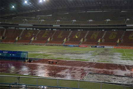 Mưa trắng xóa mặt sân.