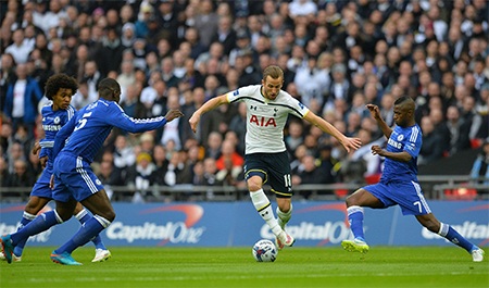Tiền đạo trẻ của Tottenham Kane trong vòng vây của các cầu thủ Chelsea