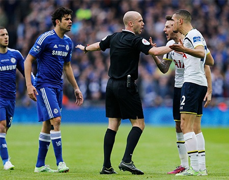 Tiền đạo trẻ của Tottenham Kane trong vòng vây của các cầu thủ Chelsea